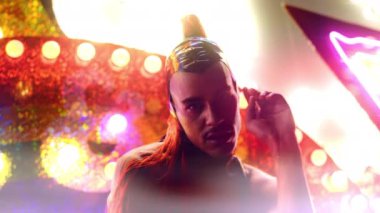 Kırmızı Atkuyruklu Adam ve Neon Lights 'tan Pvc Dansı
