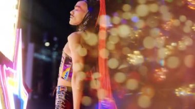 Kırmızı Atkuyruklu Adam ve PVC Poz: Neon Lights
