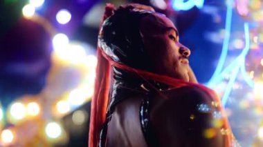 Kırmızı Atkuyruklu Adam ve PVC Poz: Neon Lights