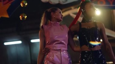 Pvc Moda Kulüpleri Neon Işıkları Arasındaki Kameraya Yürüyor
