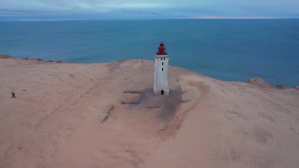 Drone nad plażą Rubjerg Knude Latarnia morska — Wideo stockowe
