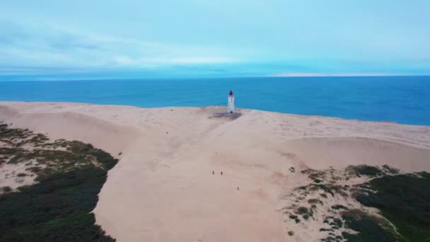 Drone over strand naar Rubjerg Knude vuurtoren — Stockvideo