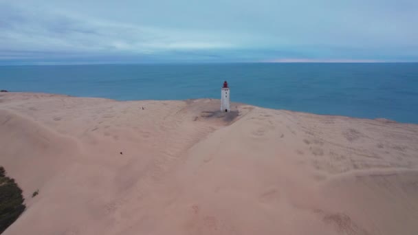 ビーチからルバーグ・クヌード灯台までドローン — ストック動画