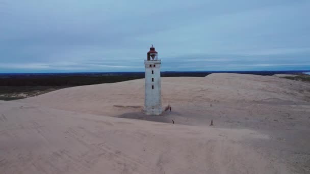 Drohne über Leuchtturm und Strand von Rubjerg Knude — Stockvideo
