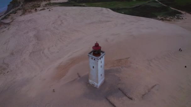 Drone Rising Over Rubjerg Γυμνό Φάρος Στην Παραλία — Αρχείο Βίντεο