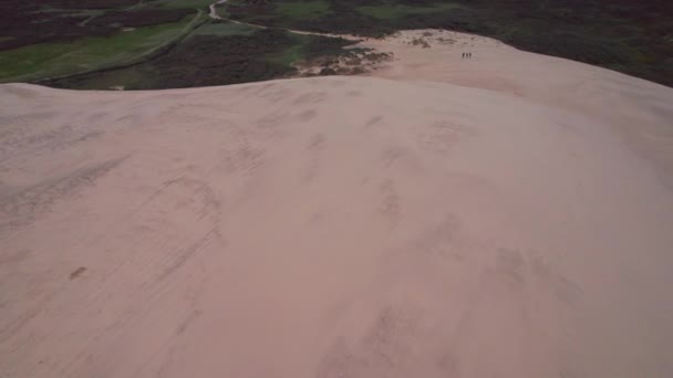 Drohne über Strand beim Leuchtturm Rubjerg Knude — Stockvideo