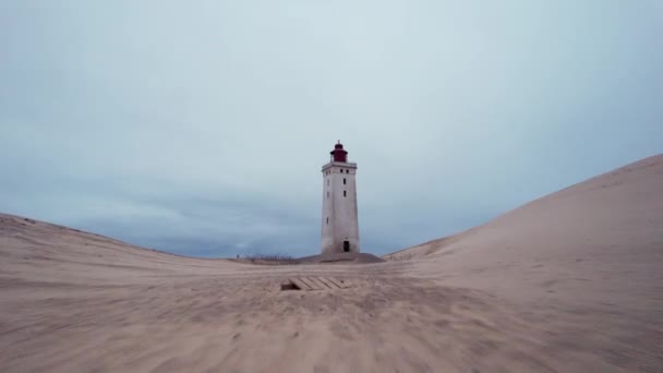 Drone over strand naar Rubjerg Knude vuurtoren — Stockvideo