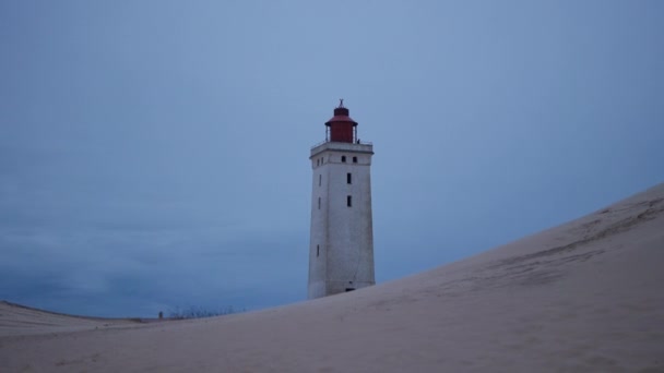 ルバーグ・クヌード灯台と夕暮れ時のビーチ — ストック動画