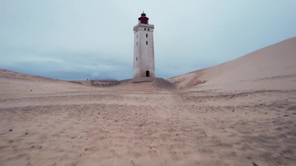 ルバーグ・クヌード灯台からビーチの上のドローン — ストック動画