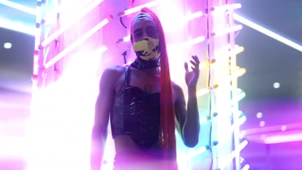 Neon Dancer In Clubwear Mit Mieder, Gesichtsmaske Und Langem Pferdeschwanz — Stockvideo