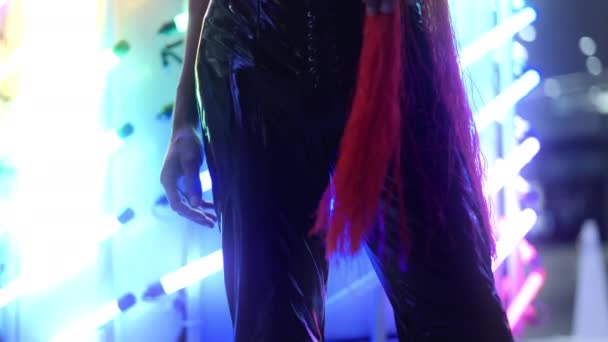 Ballerino al neon in Clubwear con corpetto, maschera facciale e coda di cavallo lunga — Video Stock