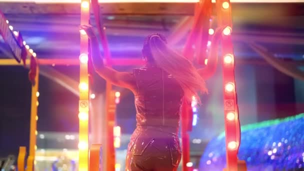 Pvc Kulüp Elbiseli Kadın Neon Panayır Işıkları Arasında Poz Veriyor — Stok video