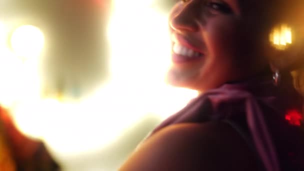 Mulher bonita com rabo de cavalo loiro sorrindo e dançando por néon — Vídeo de Stock
