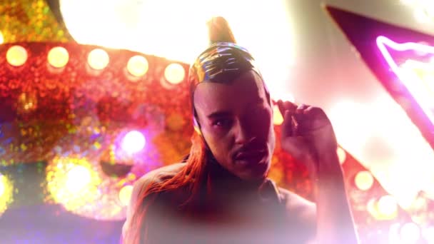Kırmızı Atkuyruklu Adam ve Neon Lights 'tan Pvc Dansı — Stok video