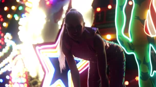 PVC 'de Dans Eden Kadın ve Neon Işıkları Pozisyonu — Stok video