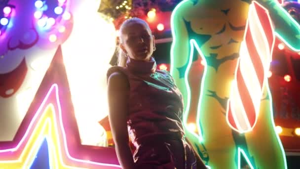 PVC Klüpteki Kadın Dans Ediyor, Taşınıyor ve Neon 'un önünde poz veriyor — Stok video