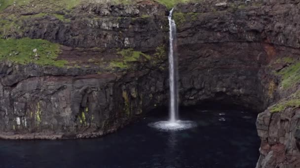 Vagar Adası 'ndaki Mulafossur Şelalesinin Drone' u — Stok video
