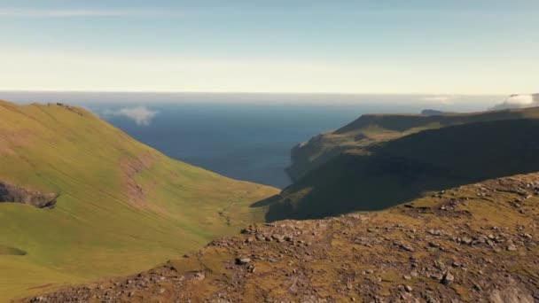 Drone tiro de montanha Mylingur em Streymoy Island — Vídeo de Stock