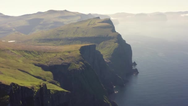 Drone tiro de homens caminhando pela montanha Mylingur em Streymoy Island — Vídeo de Stock