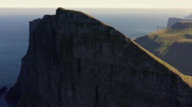 Streymoy Adası 'ndaki Mylingur Dağı' nın insansız hava aracı fotoğrafı.