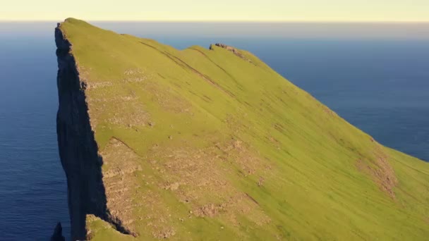 Drone girato della montagna Mylingur sull'isola di Streymoy — Video Stock