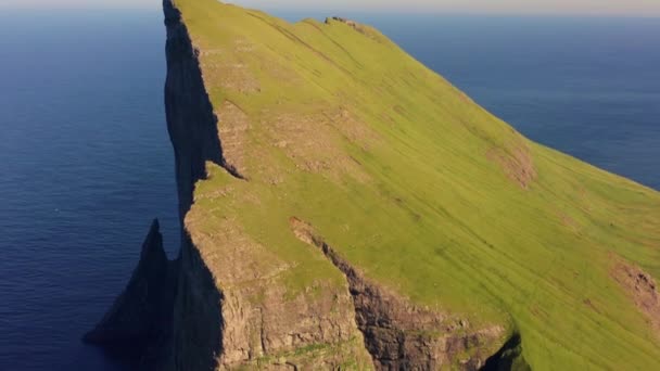 Drone Shot Of Mylingur Mountain En la isla de Streymoy — Vídeo de stock
