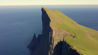 Streymoy Adası 'ndaki Mylingur Dağı' nın insansız hava aracı fotoğrafı.