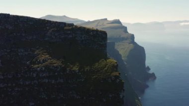 Streymoy Adası 'ndaki Mylingur Dağı' nın insansız hava aracı fotoğrafı.