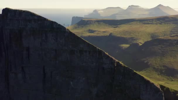 Drone sköt av Mylingur Mountain på Streymoy Island — Stockvideo