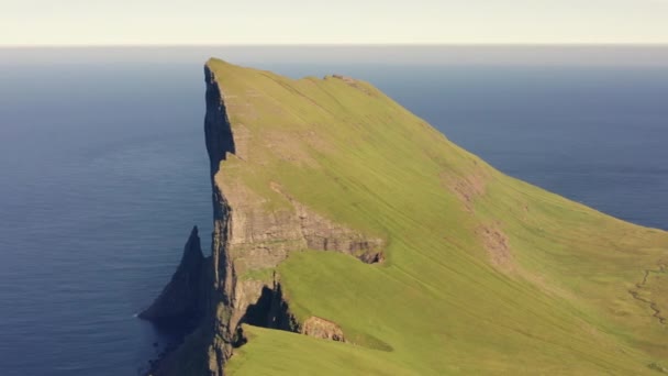 Drone sköt av Mylingur Mountain på Streymoy Island — Stockvideo