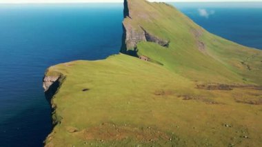 Streymoy Adası 'ndaki Mylingur Dağı' nın insansız hava aracı fotoğrafı.