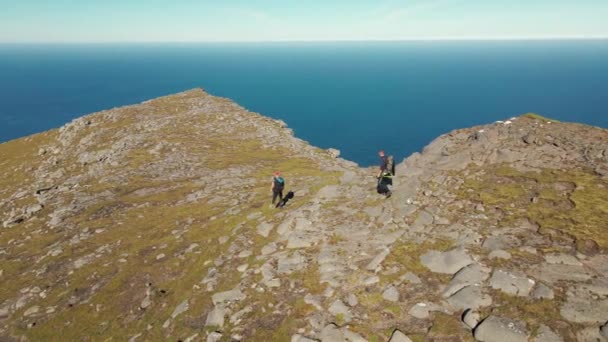 Drohnenschuss vom Mylingur Mountain auf Streymoy Island — Stockvideo