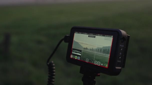 Monitor op camera van weide in mistig landschap — Stockvideo