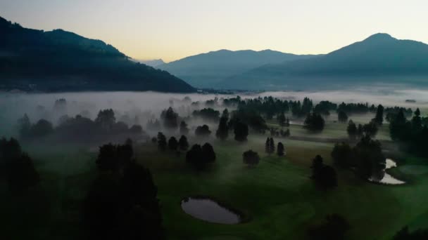 Drone oltre nebbioso paesaggio di zell am vedere all'alba — Video Stock