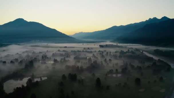 Drone over mistige landschap van Zell Am See bij dageraad — Stockvideo