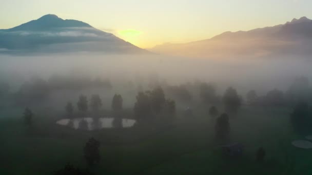 Drohne im Morgengrauen über nebliger Landschaft von Zell am See — Stockvideo