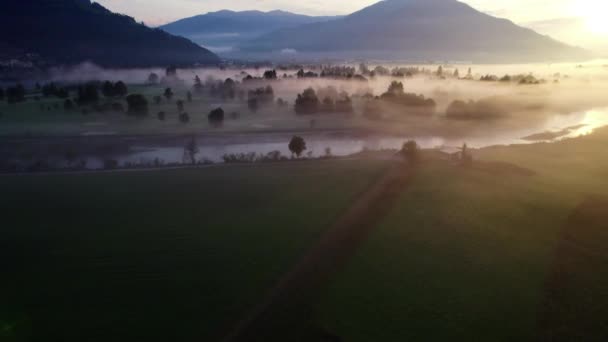 Drone sobre el paisaje misterioso etéreo de Zell Am See — Vídeos de Stock