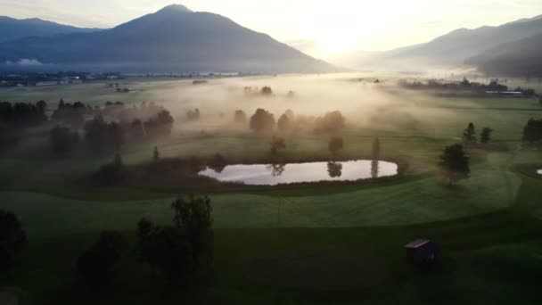 Drone sopra etereo nebbioso paesaggio di Zell am See, — Video Stock