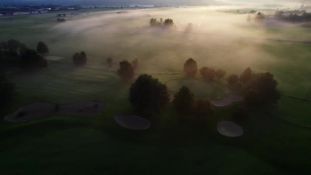 Dron nad eterycznym mglistym krajobrazem Zell Am See, — Wideo stockowe