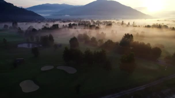Drone sur le paysage brumeux éthéré de Zell Am See, — Video