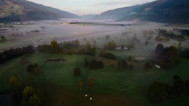 ツェルのエーテルの霧の風景の上にドローンは見る, — ストック動画