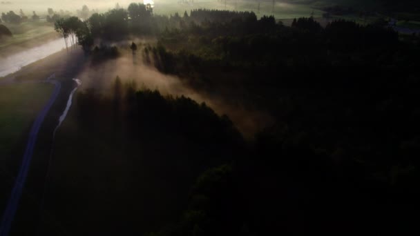 Drone sobre a paisagem nebulosa etérea de Zell am See, — Vídeo de Stock