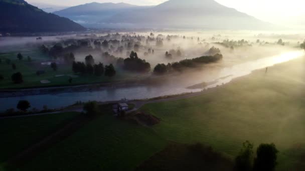 Drone Over Etherisch Mistig Landschap Van Zell Am See, — Stockvideo