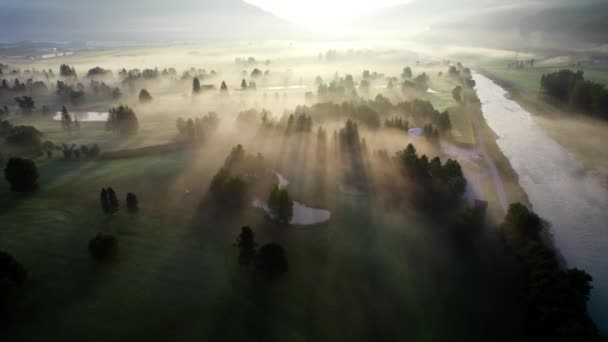 Drone sopra etereo nebbioso paesaggio di Zell am See, — Video Stock