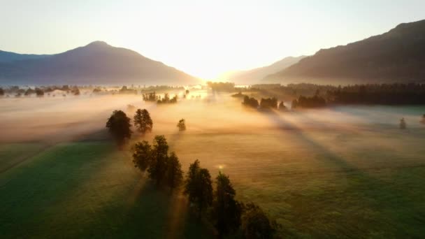 Drone su nebbioso paesaggio illuminato dal sole di Zell Am See, — Video Stock