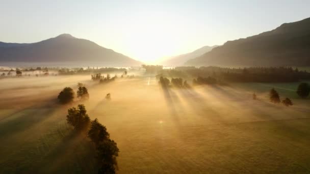 Drone su nebbioso paesaggio illuminato dal sole di Zell Am See, — Video Stock