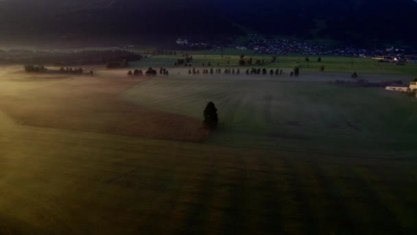 Drönare över dimmiga Sunlit Landskap Zell Am See, — Stockvideo