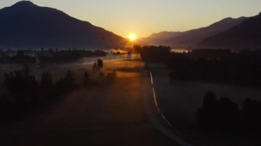 Drone, Zell Am 'in puslu manzarasında gün doğumuna doğru.,