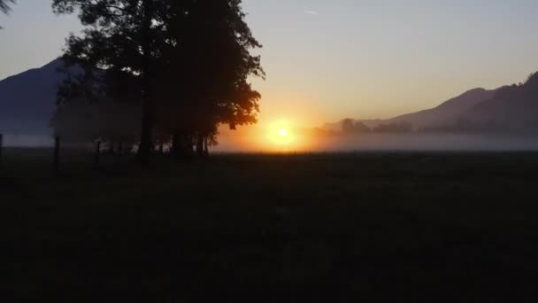 Zellの霧の風景の上に日の出へのドローンは見る, — ストック動画