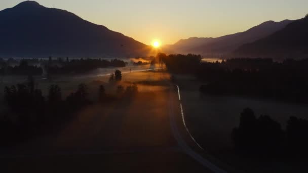 Drone verso l'alba sul paesaggio nebbioso di Zell Am See, — Video Stock